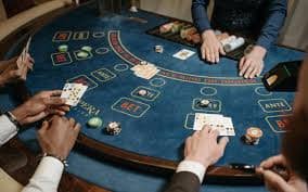 Antarmuka Pretty Gaming ns2121 menampilkan dealer video, panel taruhan, dan kotak obrolan interaktif